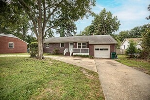 553 Blount Point Rd in Newport News, VA - Building Photo