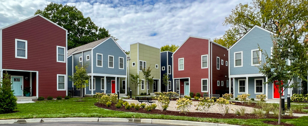 Swiss Village in Louisville, KY - Foto de edificio