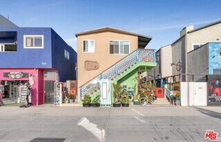 717 Ocean Front Walk in Los Angeles, CA - Building Photo