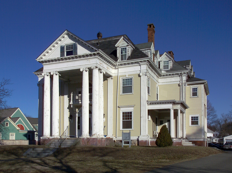 24 Church Grn in Taunton, MA - Building Photo