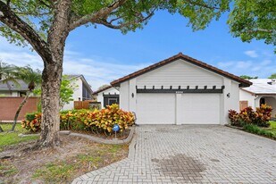 2330 Dover in Weston, FL - Building Photo