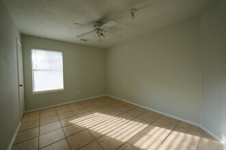 5838 N Magazine Cir in Houston, TX - Building Photo - Building Photo