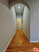 340 N Oakhurst Dr in Beverly Hills, CA - Building Photo - Building Photo