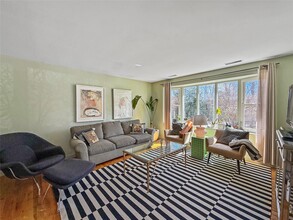 29 Squiretown Rd in Hampton Bays, NY - Foto de edificio - Building Photo