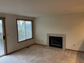 17419 NE 28th St in Redmond, WA - Building Photo - Building Photo