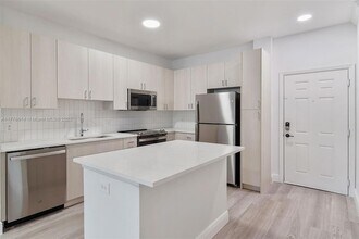 10170 SW 7th St, Unit 23-102 in Pembroke Pines, FL - Building Photo - Building Photo