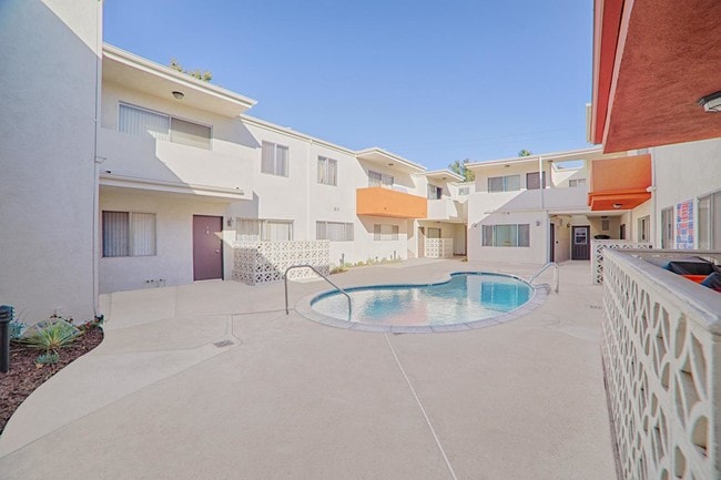 Jordan Tropicana Apartments in Canoga Park, CA - Foto de edificio - Building Photo