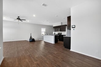 145 Honors St in Floresville, TX - Building Photo - Building Photo