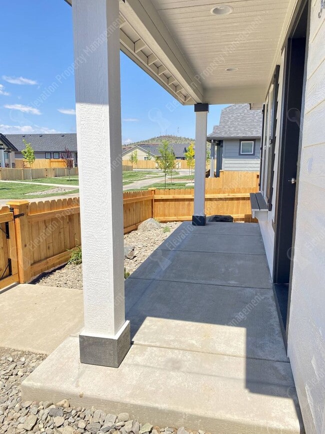 3263 NW 9th St in Redmond, OR - Foto de edificio - Building Photo