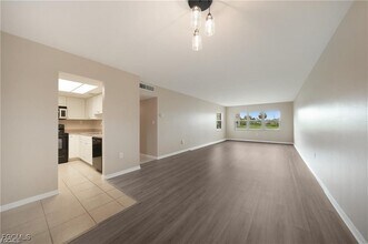 3100 Harbor Blvd in Port Charlotte, FL - Foto de edificio - Building Photo