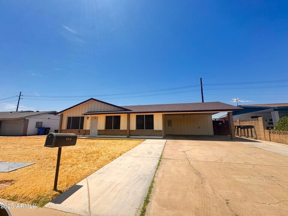 4310 N 90th Dr in Phoenix, AZ - Building Photo