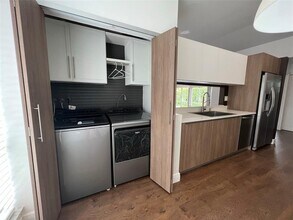 10201 NW 56th St in Doral, FL - Building Photo - Building Photo