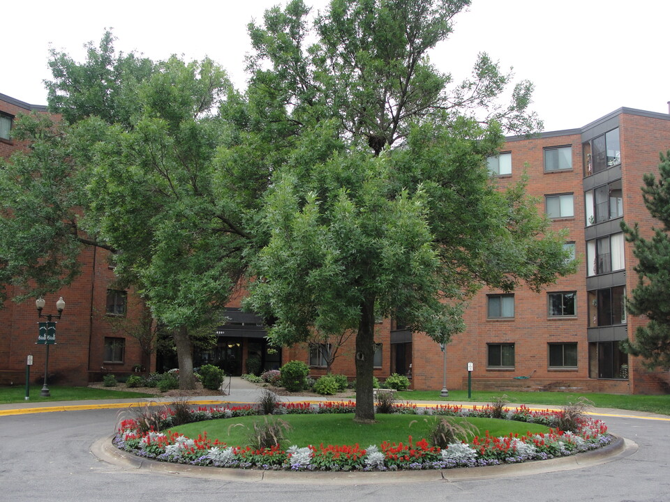 55+ Community- The Crossings at Brookwood in Minneapolis, MN - Foto de edificio