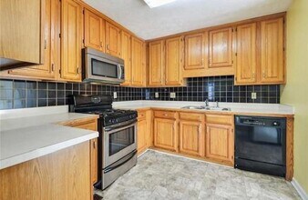 100 Lost Springs Ln SW in Atlanta, GA - Building Photo - Building Photo
