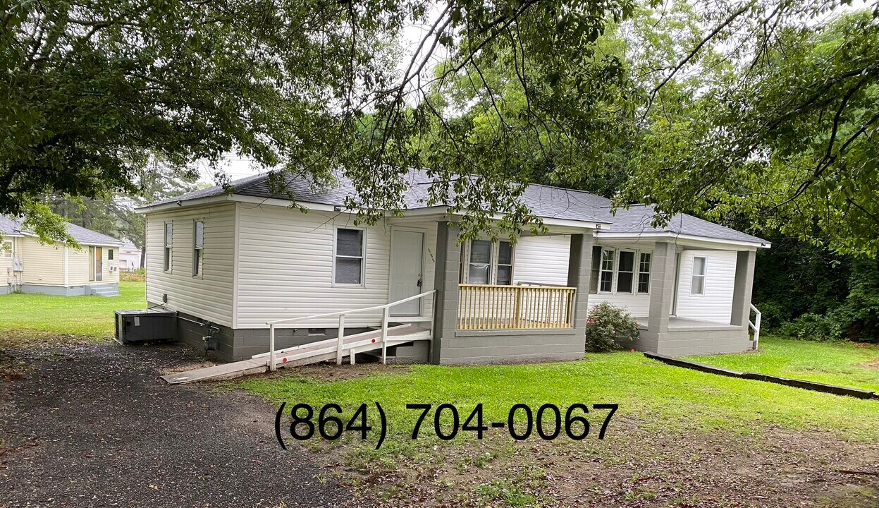 608 S Main St in Belton, SC - Foto de edificio