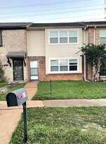 8300 Oakhaven Rd in La Porte, TX - Building Photo