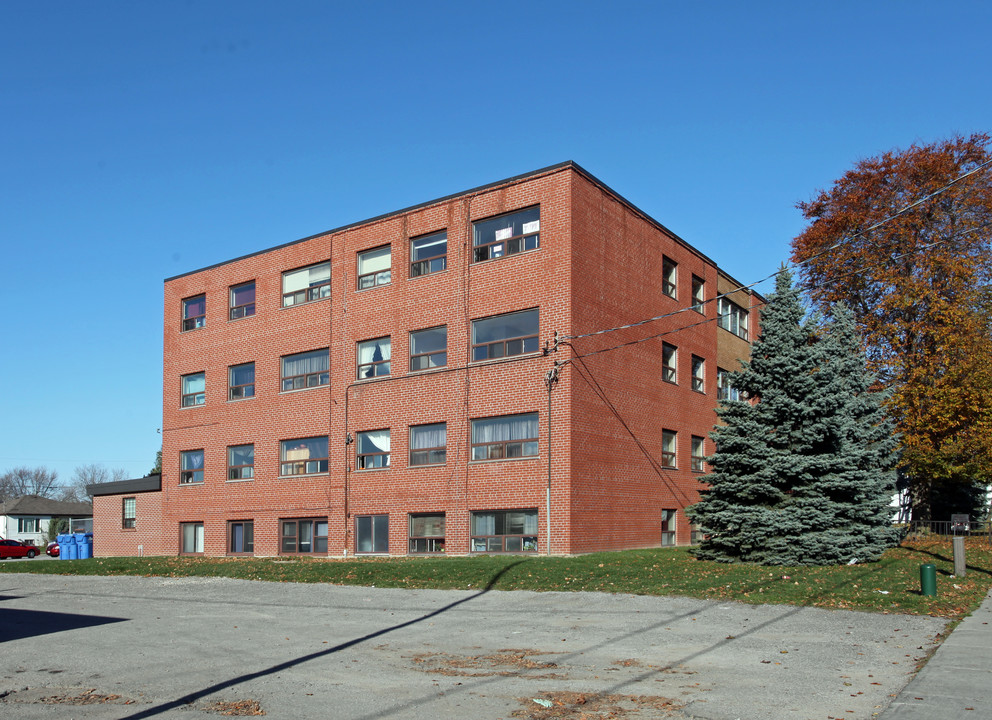 Park Plaza in Oshawa, ON - Building Photo