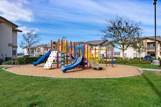Sablewood Gardens in Bakersfield, CA - Building Photo - Building Photo