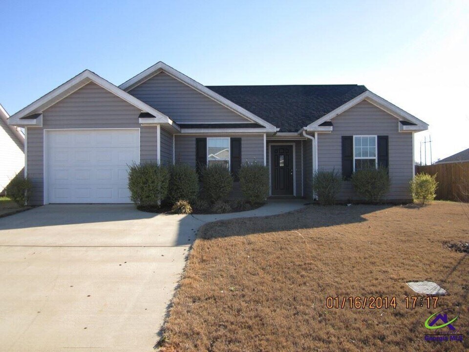 135 Coronation Dr in Bonaire, GA - Building Photo
