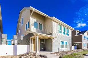 4734 N Tower Ct in Denver, CO - Building Photo