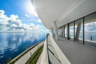 5 Grove Isle Dr in Miami, FL - Foto de edificio - Building Photo