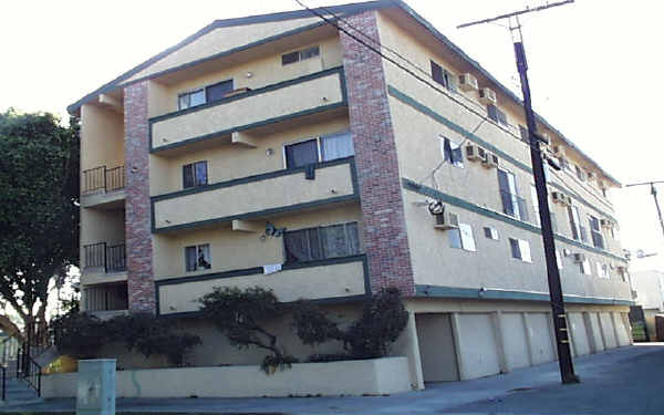 16046 Wyandotte St in Van Nuys, CA - Building Photo