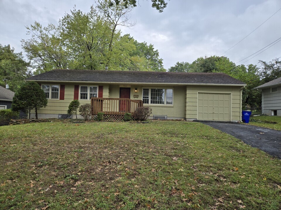 7922 W 92nd St in Overland Park, KS - Building Photo