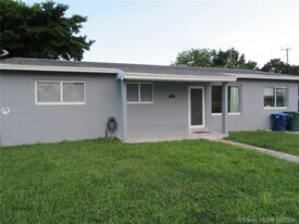 140 NW 190th St in Miami, FL - Building Photo