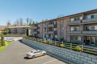 Evergreen Park Garden in Vestal, NY - Building Photo - Building Photo