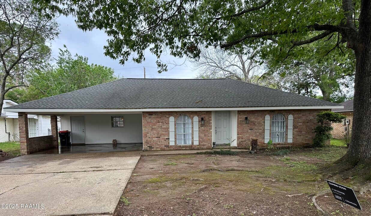 105 San Carlos Cir in Lafayette, LA - Foto de edificio