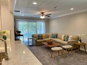 55 Westwood Dr in Westbury, NY - Building Photo - Building Photo