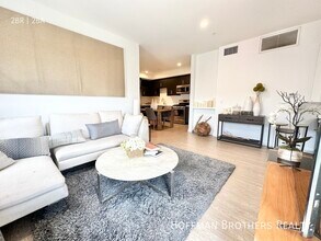 11405 Chandler Blvd in Los Angeles, CA - Building Photo - Building Photo