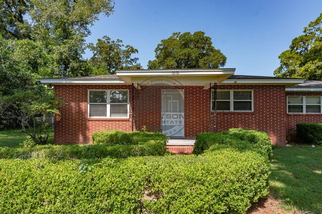 property at 1818 Dawsey St