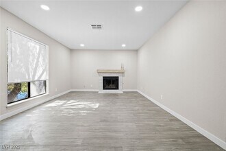 5191 Caliente St in Las Vegas, NV - Building Photo - Building Photo