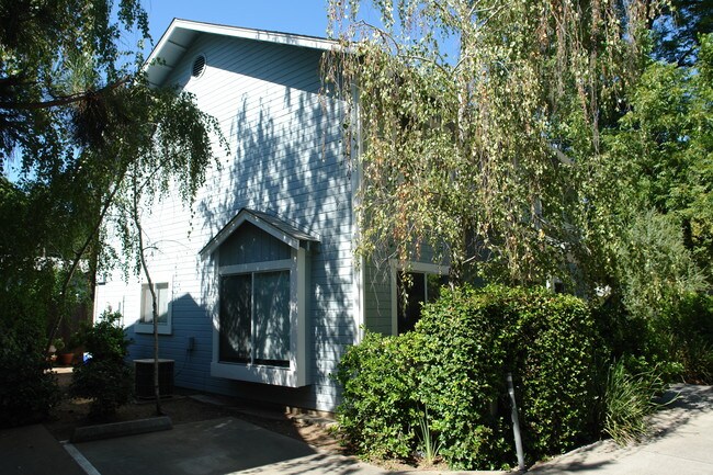 950 Pine St in Chico, CA - Foto de edificio - Building Photo