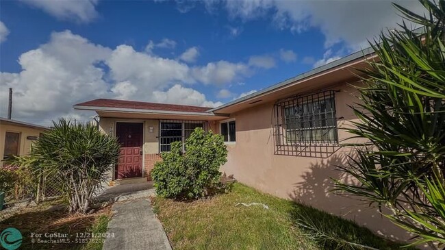 7067 SW 22nd St in Miami, FL - Building Photo - Building Photo