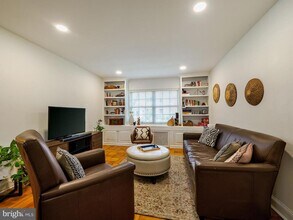 1608 W Abingdon Dr in Alexandria, VA - Building Photo - Building Photo