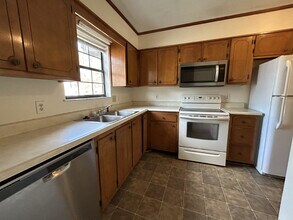 905 W Pine St in Hinesville, GA - Building Photo - Building Photo