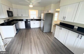 606 Park Pl in Deale, MD - Building Photo - Building Photo
