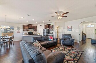 11221 Buzzard Gulch Dr in Waco, TX - Foto de edificio - Building Photo