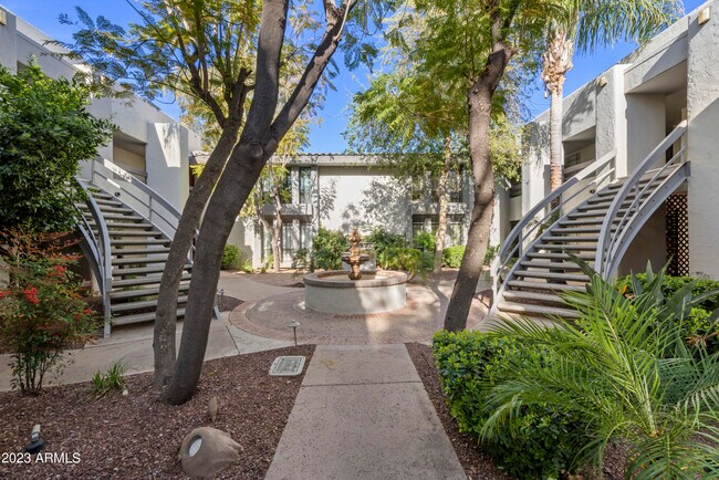 5223 N 24th St-Unit -204 in Phoenix, AZ - Foto de edificio - Building Photo