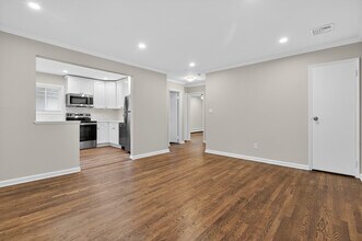 39 Yennicock Ave in Port Washington, NY - Building Photo - Building Photo