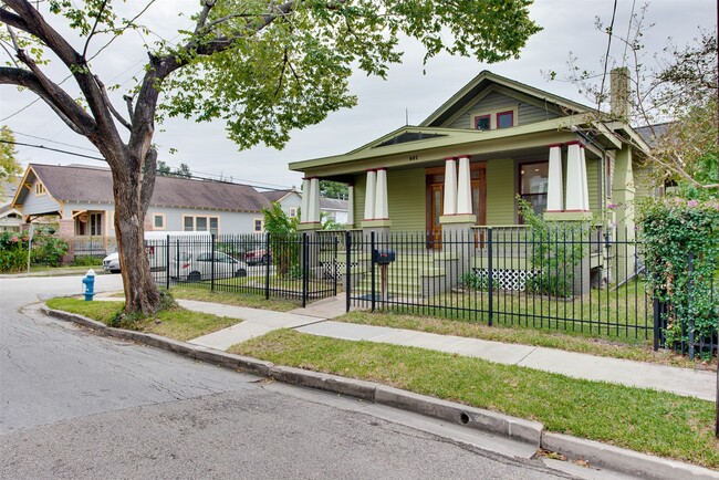 401 Willard St in Houston, TX - Foto de edificio - Building Photo