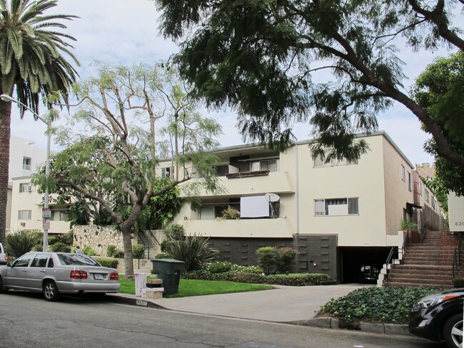 8221 De Longpre Ave in West Hollywood, CA - Foto de edificio - Building Photo