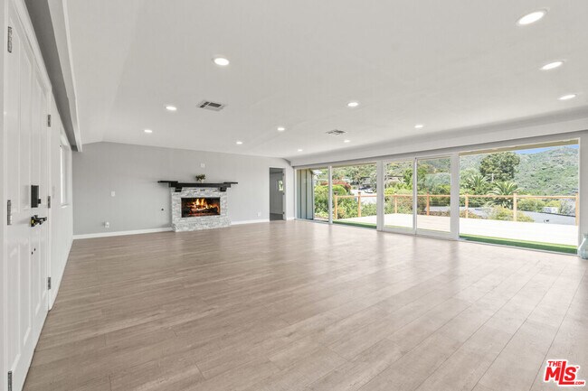 1060 Palisair Pl in Los Angeles, CA - Building Photo - Building Photo