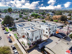 2121 S West View St in Los Angeles, CA - Foto de edificio - Building Photo