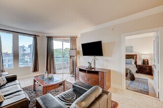 230 E Flamingo Rd in Las Vegas, NV - Building Photo - Building Photo