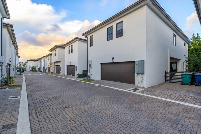 4363 NW 81st Ave in Doral, FL - Building Photo - Building Photo