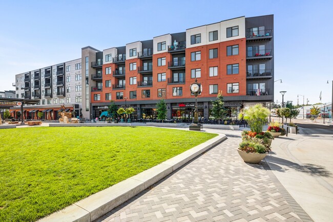 Patina Flats at the Foundry Apartments in Loveland, CO - Foto de edificio - Building Photo