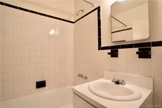 2 Sadore Ln in Yonkers, NY - Building Photo - Building Photo